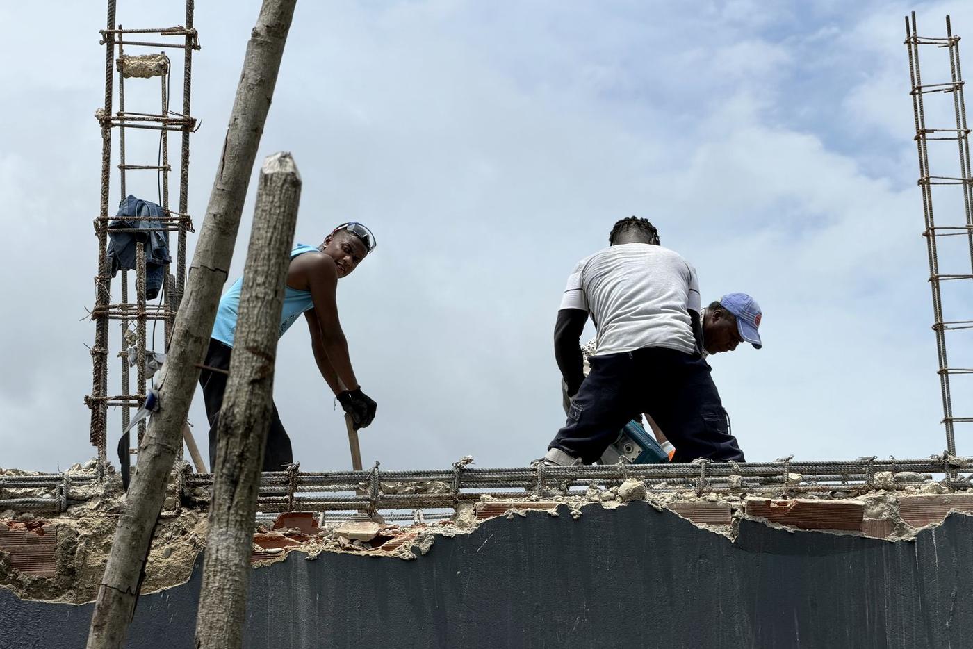 Equipo levantando de nuevo el techo de una vivienda en Buenaventura tras el sismo
