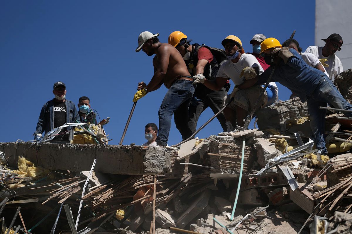 Brigadas ciudadanas retirando escombros de una edificación colapsada tras el terremoto